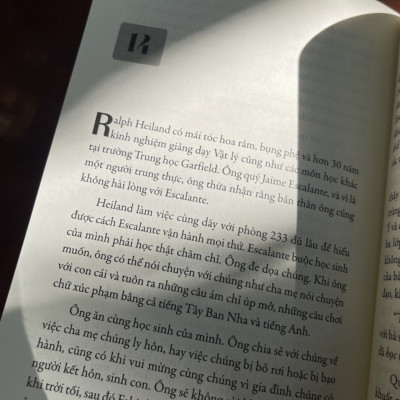 (Chuyển thể thành phim Stand and Deliver - Đừng bao giờ nghĩ học trò mình ngu dốt). ESCALANTE - NGƯỜI THẦY XUẤT SẮC NHẤT NƯỚC MỸ- Jay Mathews – Khánh Vân dịch – Tân Việt – NXB ĐH Sư Phạm Hà Nội