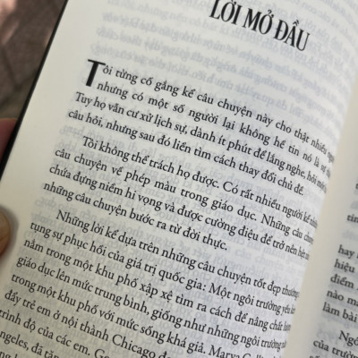 (Chuyển thể thành phim Stand and Deliver - Đừng bao giờ nghĩ học trò mình ngu dốt). ESCALANTE - NGƯỜI THẦY XUẤT SẮC NHẤT NƯỚC MỸ- Jay Mathews – Khánh Vân dịch – Tân Việt – NXB ĐH Sư Phạm Hà Nội
