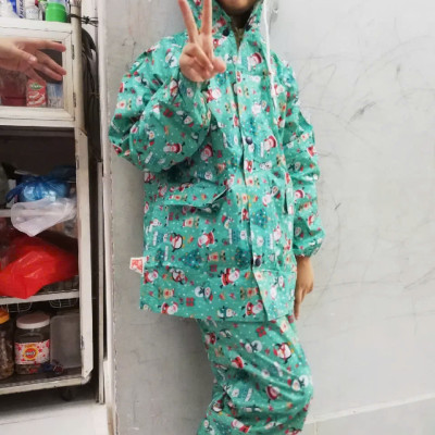 Áo mưa bộ cho trẻ từ 3  -  5 tuổi   , họa tiết hoạt hình dễ thương , vải dù cao cấp  ,siêu bền , chống thấm nước ,  có túi đựng xinh xắn ,giao màu ngẫu nhiên