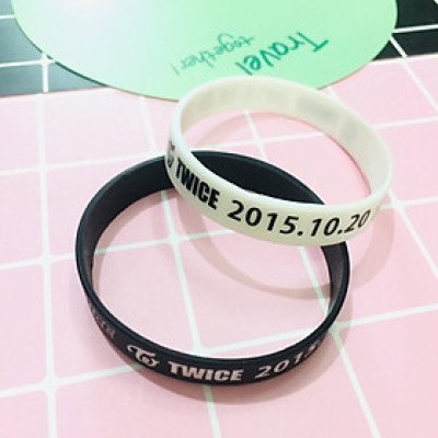 SET 2 VÒNG TAY. LẮC TAY CAO SU TWICE KPOP MÀU ĐEN TRẮNG 