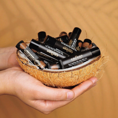 Combo Son tẩy da chết môi Cà phê Đắk Lắk Cocoon 5g + Son dưỡng môi dầu dừa Bến Tre Cocoon 5g