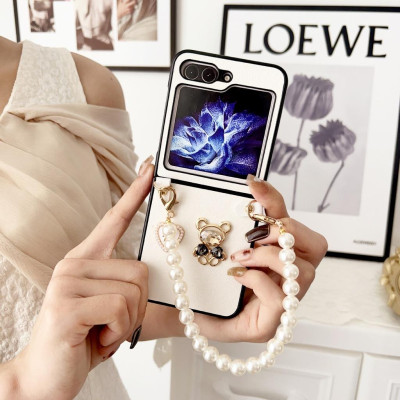 Ốp Lưng Da Cho Samsung Galaxy Z Flip 6 / Z Flip 5 Hình Chú Gấu Kèm Dây Ngọc Trai Ngắn - BUM STORE GALAXY CASE