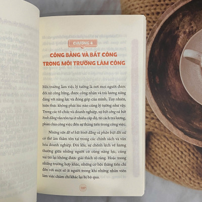 Sách - Cuộc chơi làm công: Nghệ thuật làm việc và sinh tồn