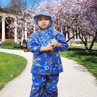 Bộ áo quần  đi mưa  cho bé từ  3  - 5 tuổi  , vải dù  chống thấm , siêu bền  , áo mưa có túi đựng xinh xắn , giao màu ngẫu nhiên