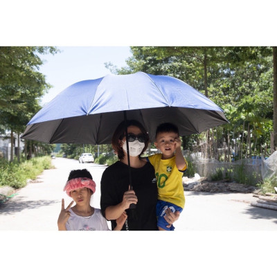 Dù che nắng  , mưa  có túi đựng sang trọng , màu sắc tươi trẻ  phủ lớp chống tia UV  xếp gọn tiện dụng , đi dạo dã ngoại , bảo vệ sức khỏe khi trời mưa nắng 