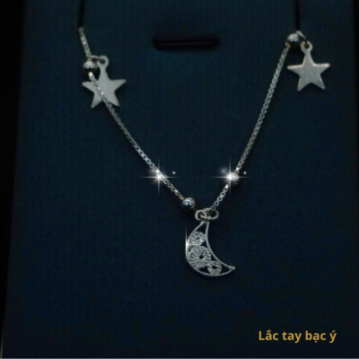Lắc chân bạc Ý với thiết kế thanh mảnh và các họa tiết biểu tượng độc đáo, chiếc lắc chân có dạng dây mắt xích nhỏ, được trang trí bằng ba mặt charm treo: hai ngôi sao năm cánh và một mặt trăng, phong cách cá tính, trẻ trung - HL172