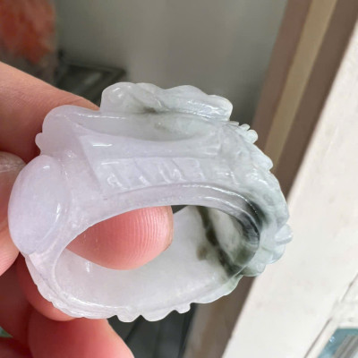 Nhẫn Rồng Nam Ni 21mm Cao 13mm Dầy 6mm Đá Cẩm Thạch màu màu trắng sáng bóng điểm xíu xanh đẹp ạ