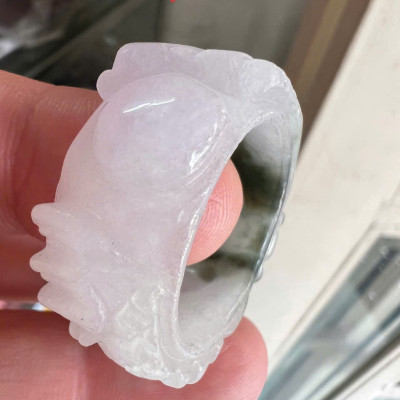 Nhẫn Rồng Nam Ni 21mm Cao 13mm Dầy 6mm Đá Cẩm Thạch màu màu trắng sáng bóng điểm xíu xanh đẹp ạ