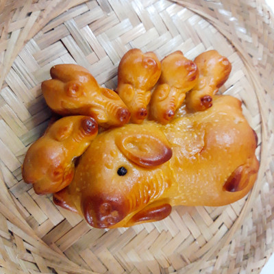 BÁNH TRUNG THU BẦY HEO 5 CON THÀNH LONG - NHÂN ĐẬU XANH, NHÂN DỪA 220G - VIỆT NAM