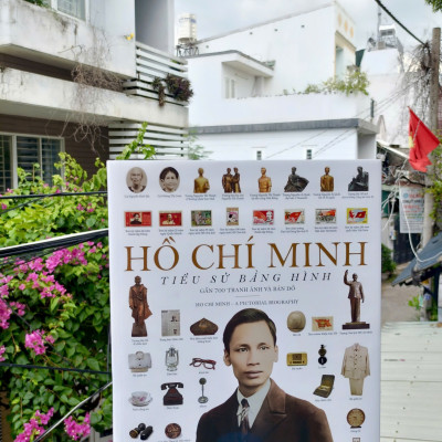 Hồ Chí Minh - Tiểu Sử Bằng Hình (Bìa Cứng)