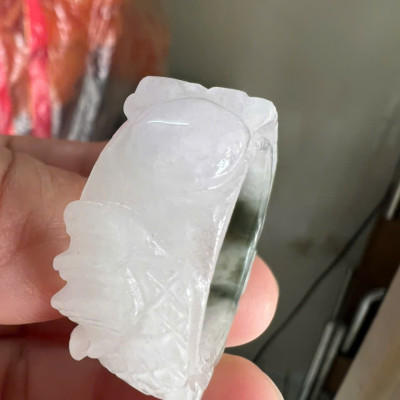 Nhẫn Rồng Nam Ni 21mm Cao 13mm Dầy 6mm Đá Cẩm Thạch màu màu trắng sáng bóng điểm xíu xanh đẹp ạ