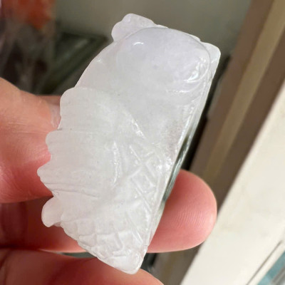 Nhẫn Rồng Nam Ni 21mm Cao 13mm Dầy 6mm Đá Cẩm Thạch màu màu trắng sáng bóng điểm xíu xanh đẹp ạ