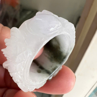 Nhẫn Rồng Nam Ni 21mm Cao 13mm Dầy 6mm Đá Cẩm Thạch màu màu trắng sáng bóng điểm xíu xanh đẹp ạ