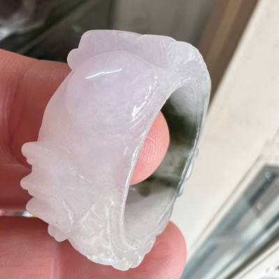 Nhẫn Rồng Nam Ni 21mm Cao 13mm Dầy 6mm Đá Cẩm Thạch màu màu trắng sáng bóng điểm xíu xanh đẹp ạ