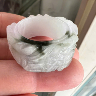 Nhẫn Rồng Nam Ni 21mm Cao 13mm Dầy 6mm Đá Cẩm Thạch màu màu trắng sáng bóng điểm xíu xanh đẹp ạ