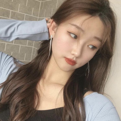 Earrings nữ đeo tai dáng dài màu vàng sành điệu