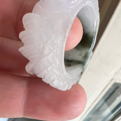 Nhẫn Rồng Nam Ni 21mm Cao 13mm Dầy 6mm Đá Cẩm Thạch màu màu trắng sáng bóng điểm xíu xanh đẹp ạ