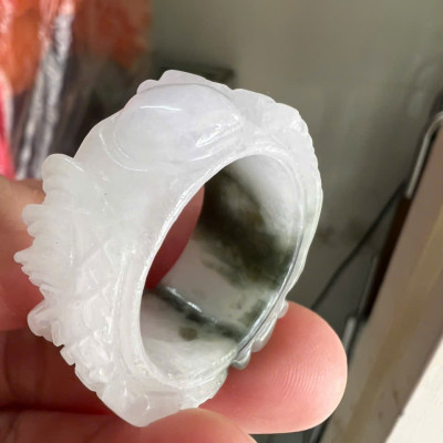 Nhẫn Rồng Nam Ni 21mm Cao 13mm Dầy 6mm Đá Cẩm Thạch màu màu trắng sáng bóng điểm xíu xanh đẹp ạ