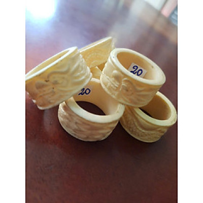 Nhẫn Càn Long Chạm Rồng Nam Giả Ngà hay Xương Mỹ Nghệ màu trắng Ni 20mm Cao 14mm Dầy 3mm Dành Cho Các Anh Nam đeo nhẫn ngón tay cái hay bất kỳ ngón tay nào ni lọt vừa tay là 20mm rẻ vẫn đẹp như thường ạ