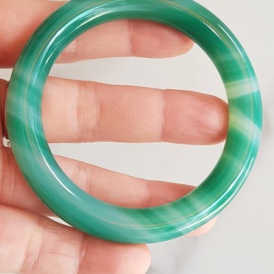 Vòng tay đá mã não xanh vân sọc trắng nhẹ mới Ni 53mm x cọng 9mm Vòng màu xanh ngọc đậm đều vân sọc đẹp ạ Nữ 52kg - 58kg đeo mệnh Mộc hỏa thủy ạ