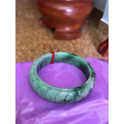 VÒNG TAY ĐÁ CẨM THẠCH TỰ NHIÊN BẢN HẸ TIỀN NGỌC 51MM TRẠM DÃY TIỀN MAY MẮN MÀU XANH NGỌC NHẸ LÊN ĐẬM DẦN ĐẸP Kích thước 51mmx độ dầy 6,5mm x Cao 14mm NỮ 48KG - 55KG ĐEO Ạ