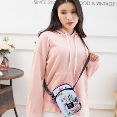 Túi đeo chéo nữ để diện thoại thời trang họa tiết dễ thương BEE GEE 096