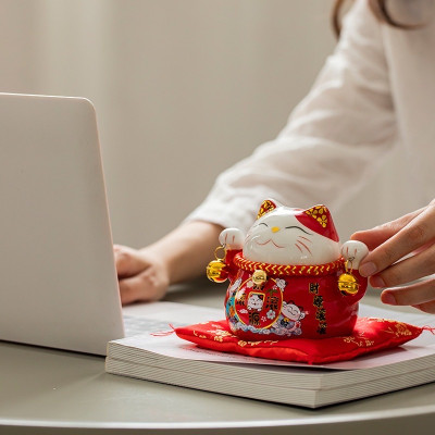 Mèo thần tài lục lạc ,may mắn , thu hút tài lộc , có khe để tiền , kèm đệm lót xinh xắn  ,thu hút khách hàng , mang vận khí tốt lành , công việc kinh doanh thuận lợi vạn sự hanh thông xua tan vận đen ,đem nhiều may mắn đến cho gia chủ 