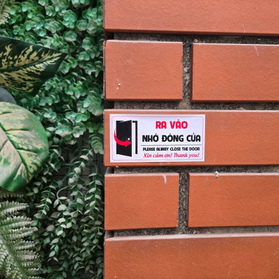 Tem Nhắc Nhở Ra Vào Nhờ Đóng Cửa, Tem Decal Nhựa Dán Chú Ý Ra Vào, Nhỏ Gọn, Nhờ Đóng Cửa Để An Toàn. Takyhome 5005