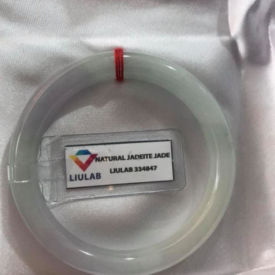 VÒNG CẨM THẠCH TỰ NHIÊN TRẮNG TÍM SỊN 50mm x Dầy 8mm KÈM GIẤY KIỂM ĐỊNH LIULAB 334847  MÀU TRẮNG LAM TÍM NHẸ 1 BÊN ĐIỂM XANH NHẸ ĐẸP LẮM  NỮ 50Kg - 55kg ĐEO ĐẸP Ạ