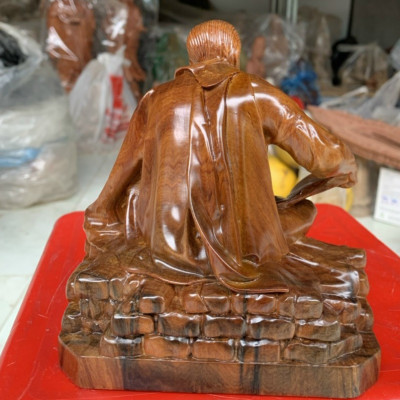 Tượng bác hồ đọc sách bằng gỗ bách xanh thơm nức kt cao 15x14x9cm