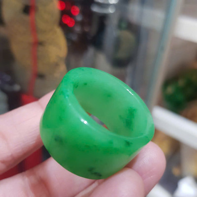 Nhẫn Càn Long Nam Xanh Ngọc Đẹp Ni TO 23mm x bản vuông cao 17mm x dầy 3mm Chất liệu Đá Cẩm Thạch Tự nhiên màu Xanh lá Hy Vọng Tươi quá đẹp chuẩn Hợp Nam mệnh Mộc Mệnh Hỏa đeo Ni 23mm lọt lòng ngón giữa ngón cái ạ