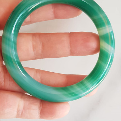 Vòng tay đá mã não xanh vân sọc trắng nhẹ mới Ni 53mm x cọng 9mm Vòng màu xanh ngọc đậm đều vân sọc đẹp ạ Nữ 52kg - 58kg đeo mệnh Mộc hỏa thủy ạ