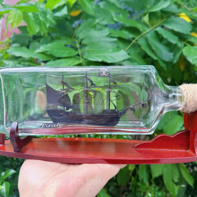 Thuyền chai trang trí, thuyền chai dáng vuông phong thủy, thuyền gỗ trang trí, decor phòng họp, bàn làm việc