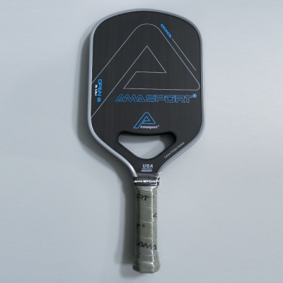 Bộ vợt pickleball AMA SPORT T700 Toray full box dày 16mm full carbon ( bao gồm 1 vợt+2 bóng+3 cuốn viền+ 3 cuốn cán +1 tẩy) hỗ trợ các tay vợt chơi tấn công tốc độ, mạnh mẽ.