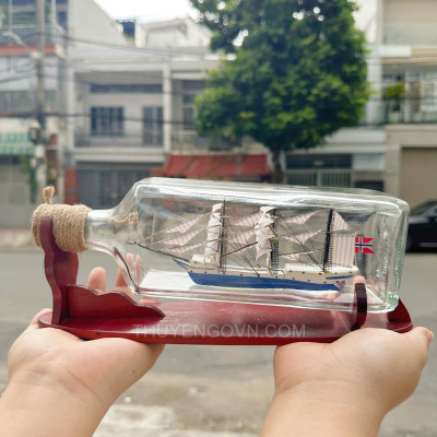 Thuyền chai trang trí, thuyền chai dáng vuông phong thủy, thuyền gỗ trang trí, decor phòng họp, bàn làm việc