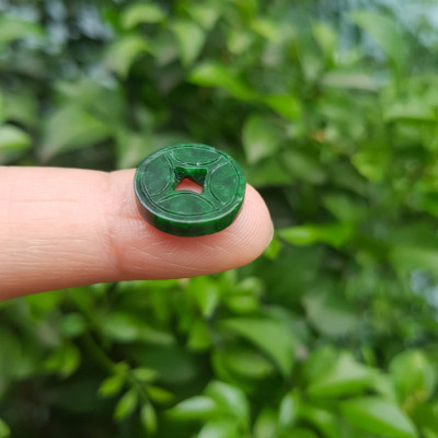 Mặt Dây Chuyền Mặt Nhẫn Đồng Tiền Mới màu Xanh Đậm Đẹp Đá Cẩm thạch xanh tự nhiên  Size nhỏ vừa đk 13,5mm x dầy 3mm  Nữ bọc vàng lên đeo đẹp lắm rất ý nghĩa đồng tiền may mắn tài lộc ạ