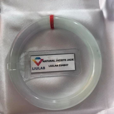 VÒNG CẨM THẠCH TỰ NHIÊN TRẮNG TÍM SỊN 50mm x Dầy 8mm KÈM GIẤY KIỂM ĐỊNH LIULAB 334847  MÀU TRẮNG LAM TÍM NHẸ 1 BÊN ĐIỂM XANH NHẸ ĐẸP LẮM  NỮ 50Kg - 55kg ĐEO ĐẸP Ạ