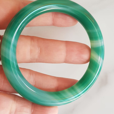 Vòng tay đá mã não xanh vân sọc trắng nhẹ mới Ni 53mm x cọng 9mm Vòng màu xanh ngọc đậm đều vân sọc đẹp ạ Nữ 52kg - 58kg đeo mệnh Mộc hỏa thủy ạ