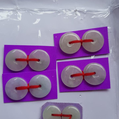 Đôi bông tai đá cẩm thạch trắng tự nhiên đẹp Size đk 15mm x dầy 3mm Nữ về bọc làm đôi bông tai vàng đeo đẹp ạ Mệnh Kim Thủy hợp ạ Chất liệu đá cẩm thạch tự nhiên