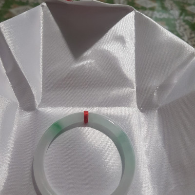 Vòng cẩm thạch tự nhiên Lý A 51mm x 7mm  Màu Trắng Bóng 2 điểm xanh lý nhẹ đẹp sang  Nữ Mệnh Kim mệnh Thủy 50kg - 57kg ạ