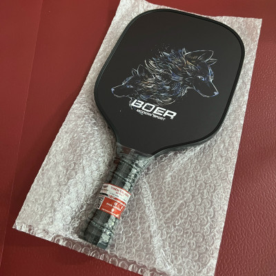 Vợt Pickleball PK03 nặng 220g, bề mặt dày 14mm từ sợi carbon, màu đen huyền bí cùng hình in nhiệt sắc nét đạt tiêu chuẩn kỹ thuật của USAPA chấp thuận để sử dụng trong thi đấu.