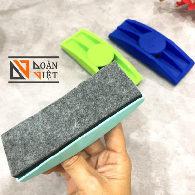 DỤNG CỤ LAU BẢNG TRẮNG CÓ TAY CẦM NHỰA - lớp lõi xốp dày cùng bề mặt sợi mịn giúp lau sạch bóng, không để lại vết nhoè.