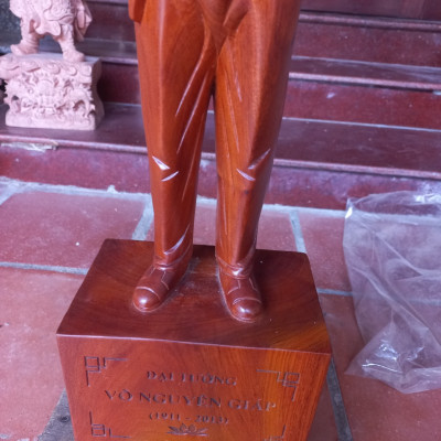 Tượng đại tướng võ nguyên giáp bằng gỗ hương đá kt 40×14×9cm