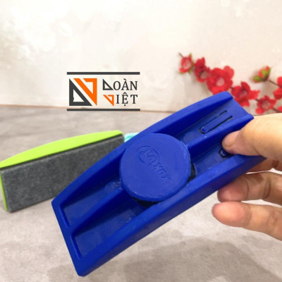 DỤNG CỤ LAU BẢNG TRẮNG CÓ TAY CẦM NHỰA - lớp lõi xốp dày cùng bề mặt sợi mịn giúp lau sạch bóng, không để lại vết nhoè.