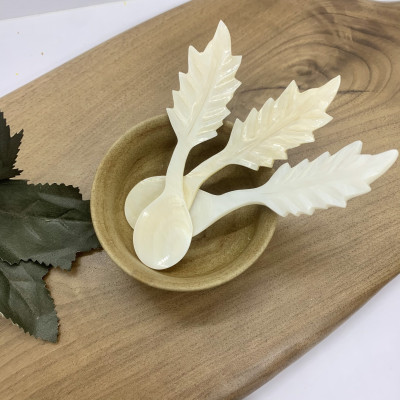 Thìa/Muỗng hình chiếc lá bằng vỏ trai tự nhiên màu Trắng (CTH738T) An toàn cho sức khỏe