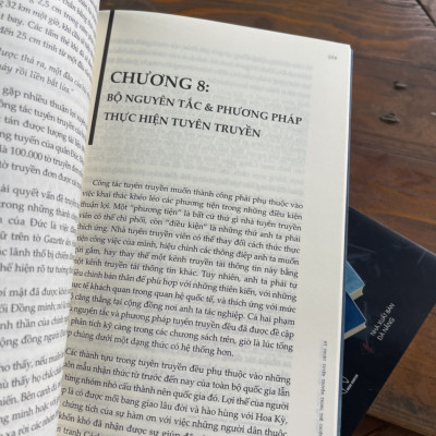 (Tủ sách Hiểu Thực Tại) Bộ tứ Ma trận truyền thông: DỮ KIỆN LẤP LỬNG, CỖ MÁY THAO TÚNG, NGUỒN GỐC CẢM XÚC và KỸ THUẬT TUYÊN TRUYỀN TRONG THẾ CHIẾN – Lyceum 