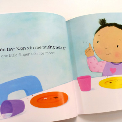 Sách song ngữ - Mười ngón chân xinh, Đôi bàn chân nhỏ