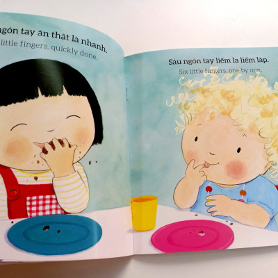 Sách song ngữ - Mười ngón chân xinh, Đôi bàn chân nhỏ