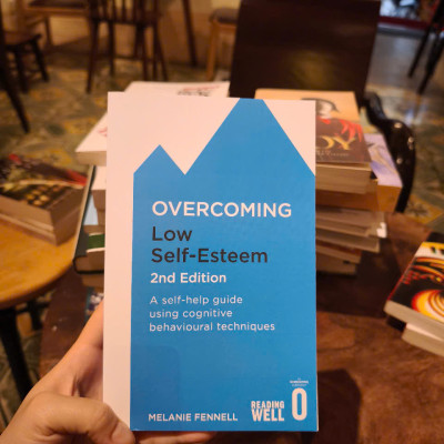 Sách - Overcoming Low Self-Esteem: A Self-Help Guide Using Cognitive Behavioural Techniques by Melanie Fennell