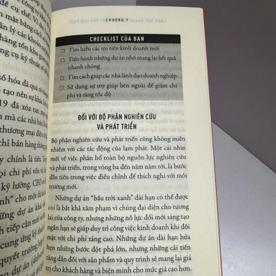 LÃNH ĐẠO DOANH NGHIỆP VƯỢT QUA LẠM PHÁT - Ram Charan & Geri Willihan - Mai Chí Trung dịch - Nhà xuất bản Trẻ.